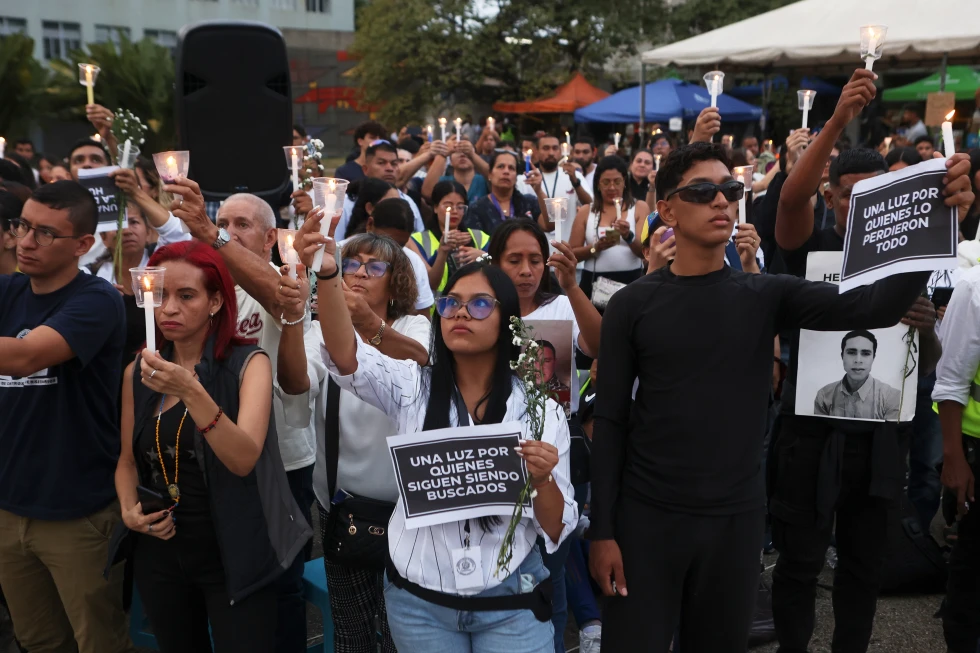 AP: Venezolanos se quedan solos para recuperar a muertos por terremotos