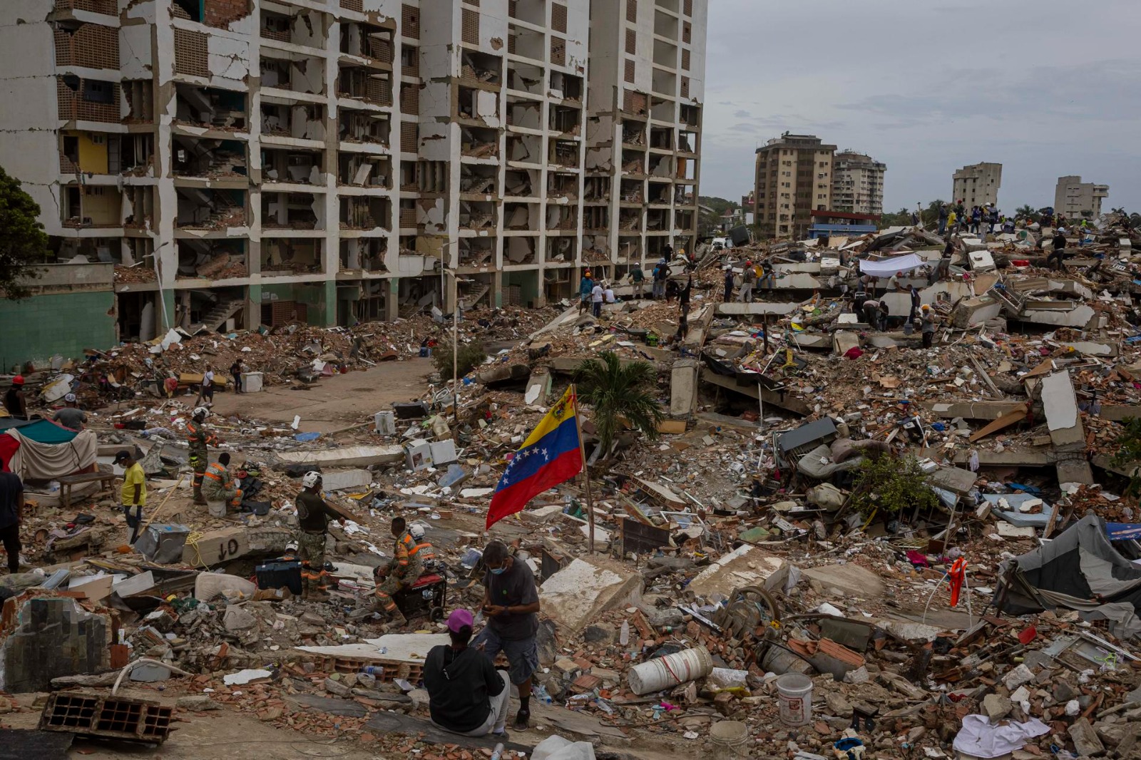 “Nos dejaron solos”: familiares denunciaron abandono de rescatistas en Residencias Mariana Mar (VIDEOS)