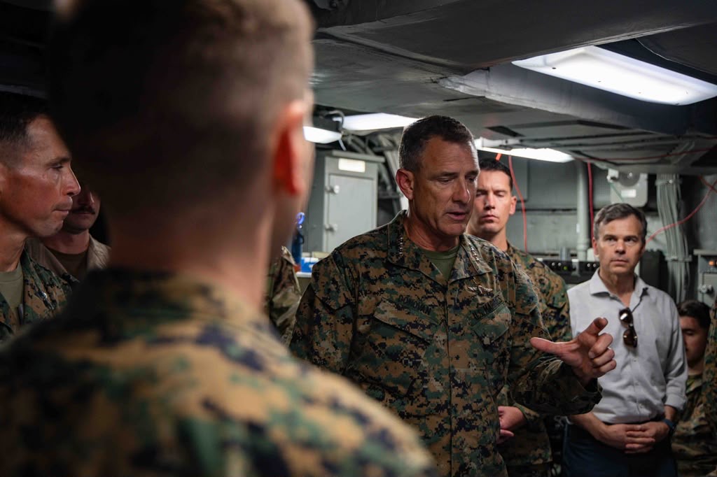 FOTOS: Así fue la visita del jefe del Comando Sur de EEUU a Venezuela en medio de la devastación
