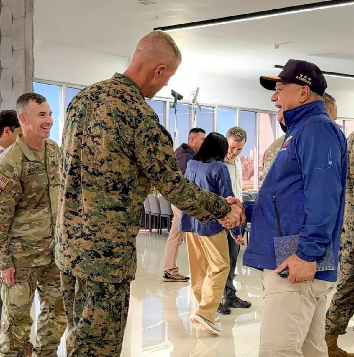 El jefe del Comando Sur llega a Caracas para coordinar la “respuesta masiva” de EEUU