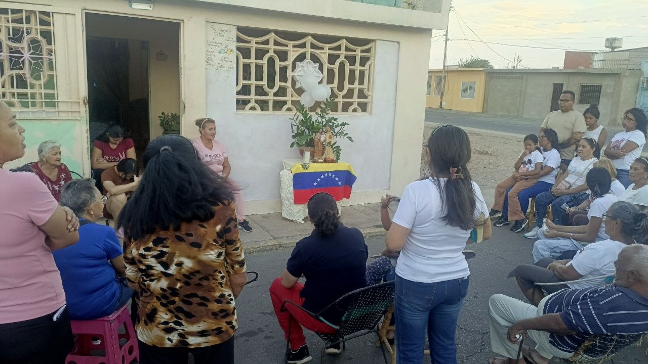Comunidades y centros comerciales organizan oraciones por Venezuela