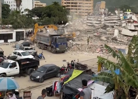 Familiares excavan con sus propias manos entre los escombros en busca de sus seres queridos (Imágenes sensibles)