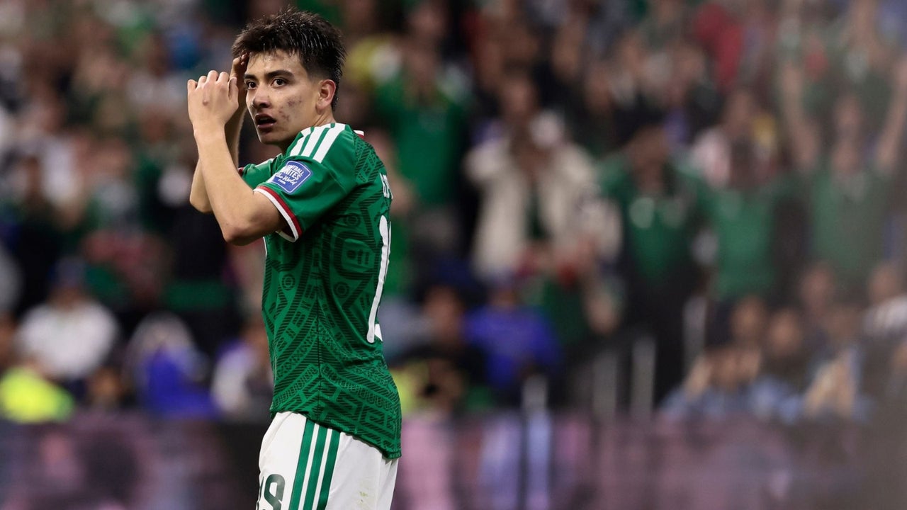 Liverpool toma ventaja sobre Manchester United por el fichaje de futbolista de 17 años latinoamericano que brilló en el Mundial | NTN24.COM