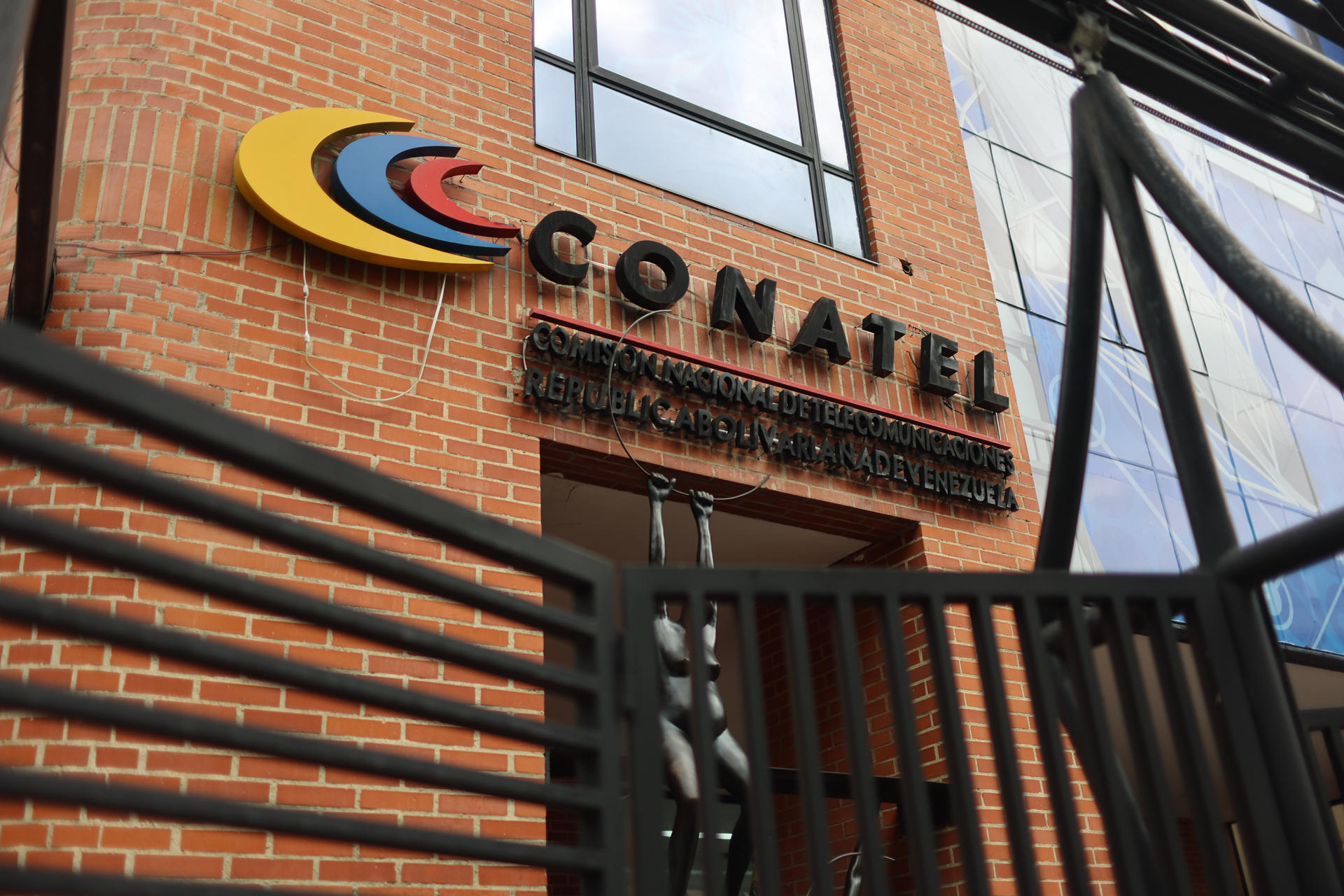 Conatel aclaró las razones por las que el servicio de fibra óptica presenta fallas en zonas afectadas tras los terremotos