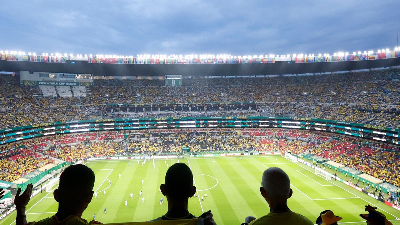 Gastó todos sus ahorros para cumplir el sueño de su abuelo en el Mundial y recibió una inesperada recompensa | NTN24.COM