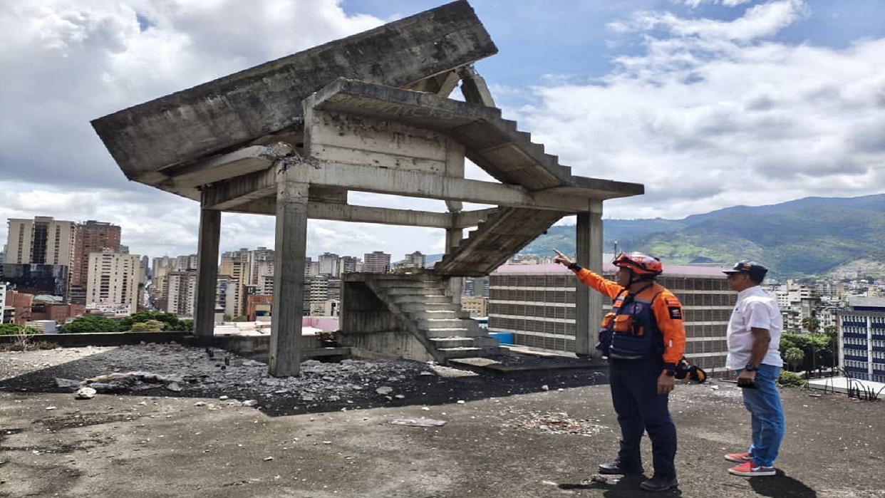 Alcaldesa de Caracas anuncia demolición controlada del tanque aéreo en la Torre David