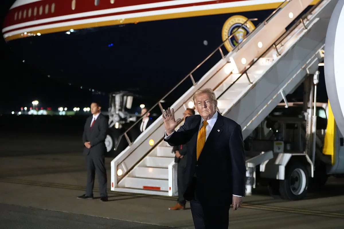 Trump cambia el tono por sorpresa en el avión de vuelta: “Hoy España dio marcha atrás por completo, fue muy generosa”