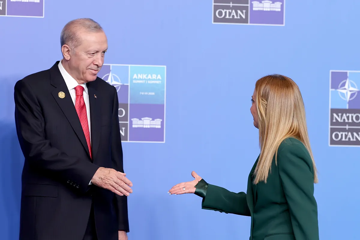 Erdogan plantea un dilema a los líderes de la OTAN tras la cumbre con el regalo de un revólver