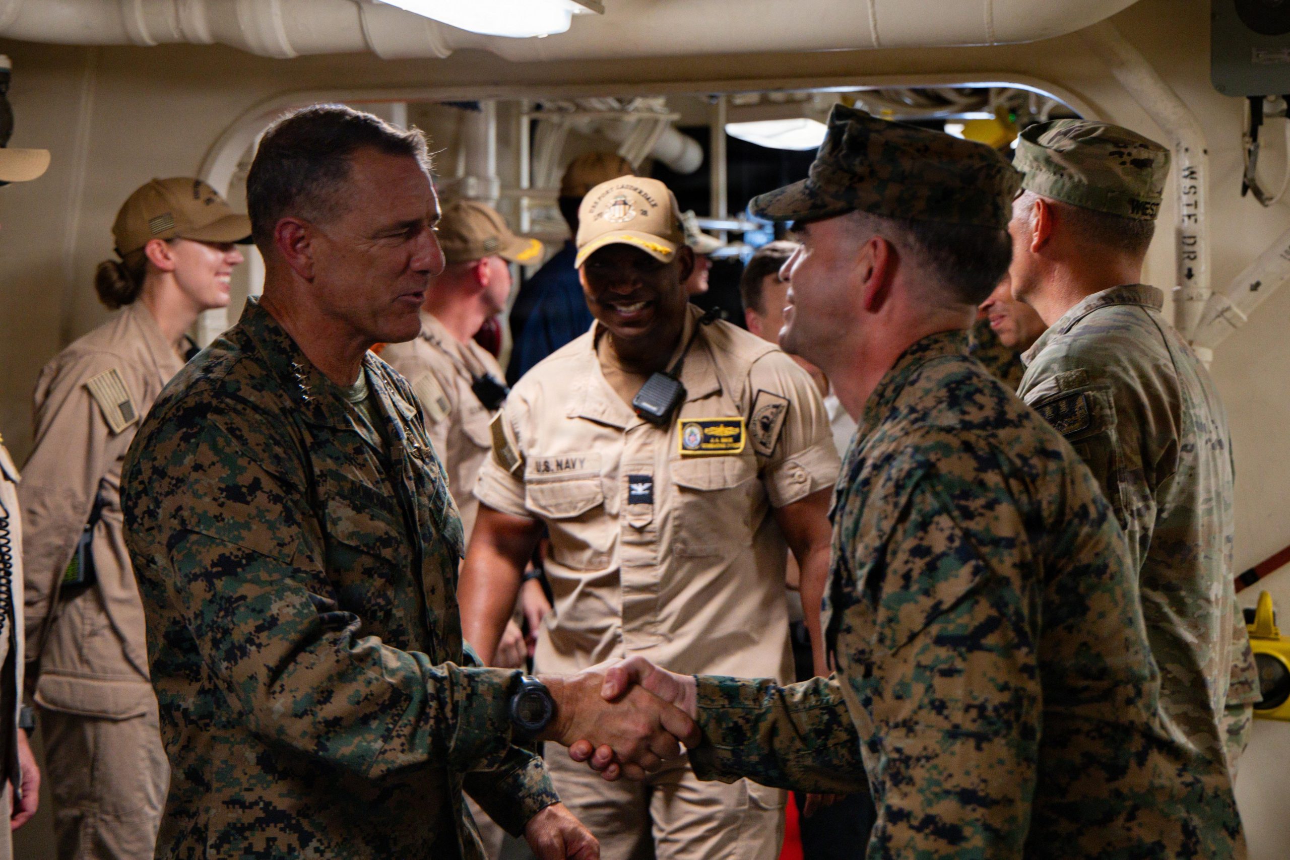Jefe del Comando Sur de EEUU se reunió con marines a bordo del USS Fort Lauderdale en La Guaira