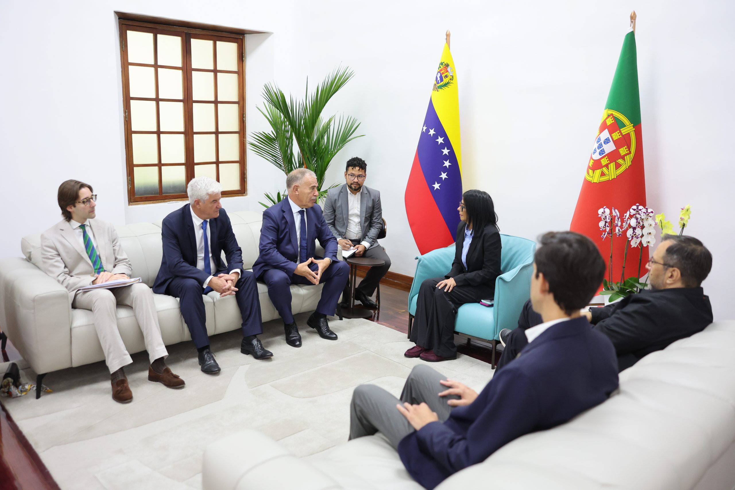 Delcy Rodríguez se reunió con secretario portugués para “evaluar” asistencia técnica tras los terremotos