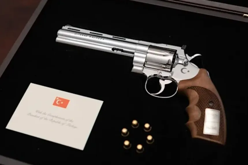 Erdogan regaló una pistola con 6 balas a los líderes de la OTAN: la de Sánchez la custodia Interior para inutilizarla y almacenarla