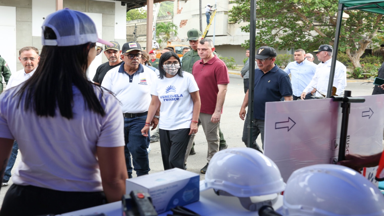 Delcy Rodríguez evalúa labores de recuperación de infraestructura crítica en el sector Macuto