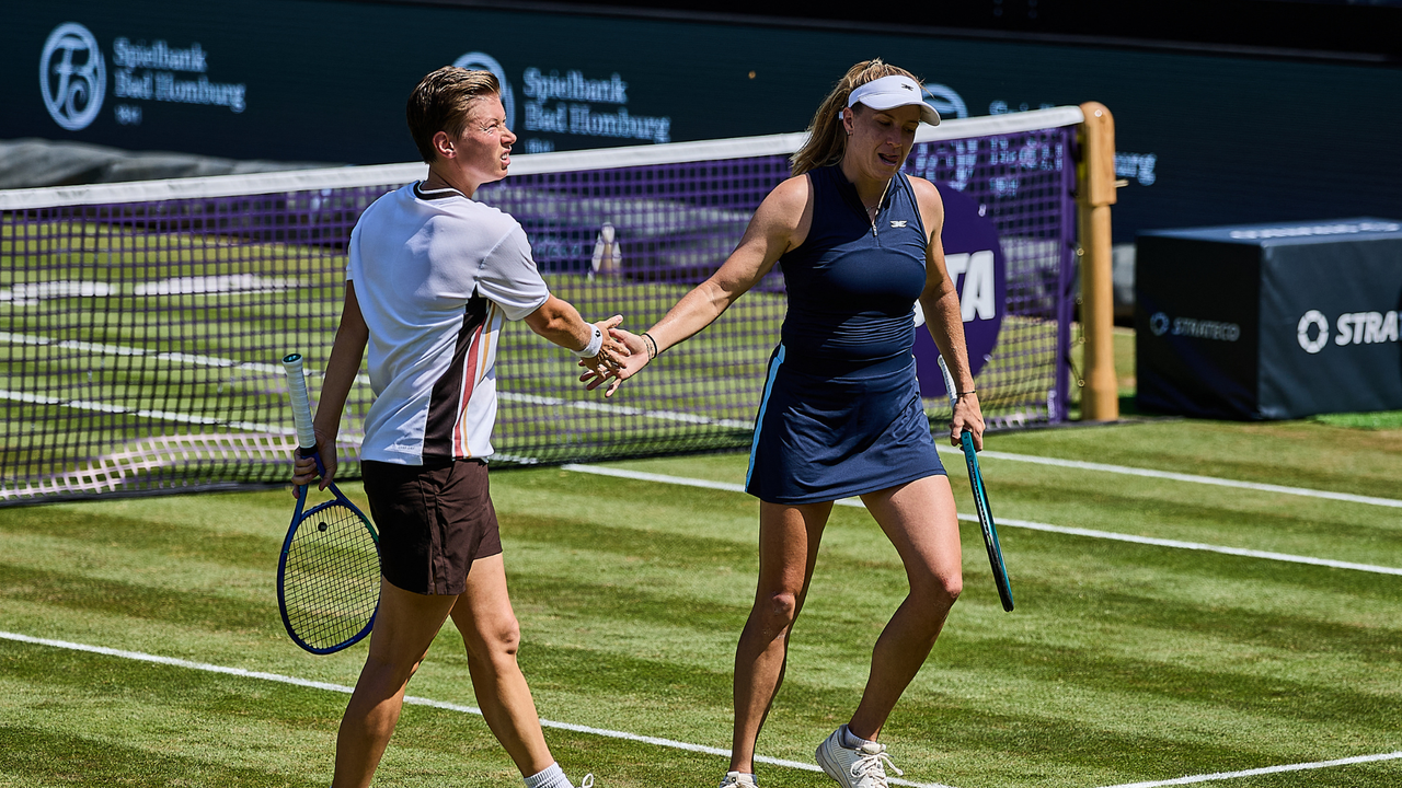 Así se vivió impactante choque de tenista contra una alcanzapelotas mientras intentaba recuperar un punto en cuartos de final en Wimbledon | NTN24.COM
