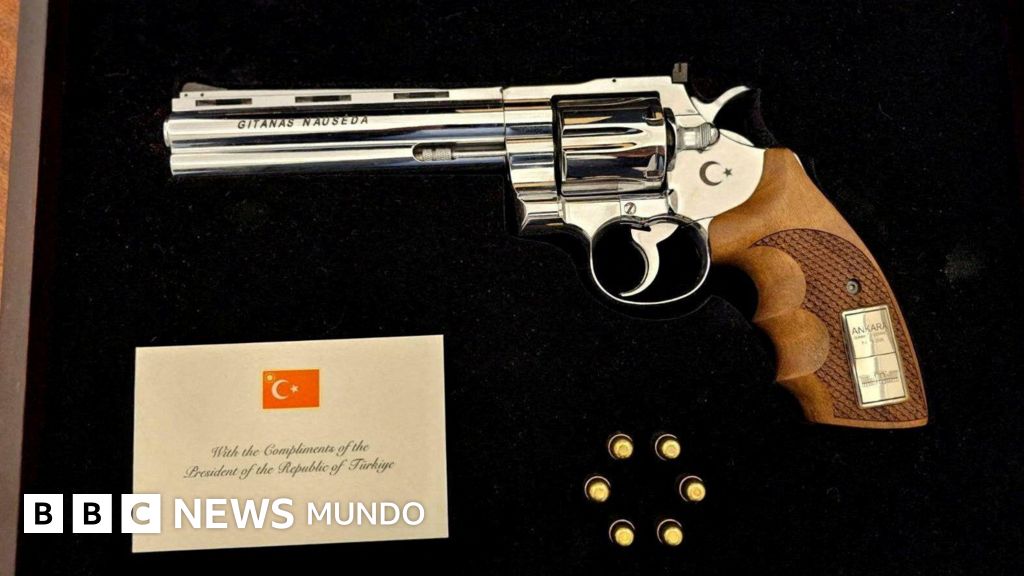 Un revólver con balas: qué han hecho los líderes de la OTAN con el insólito regalo de Erdogan que recibieron en Turquía – BBC News Mundo