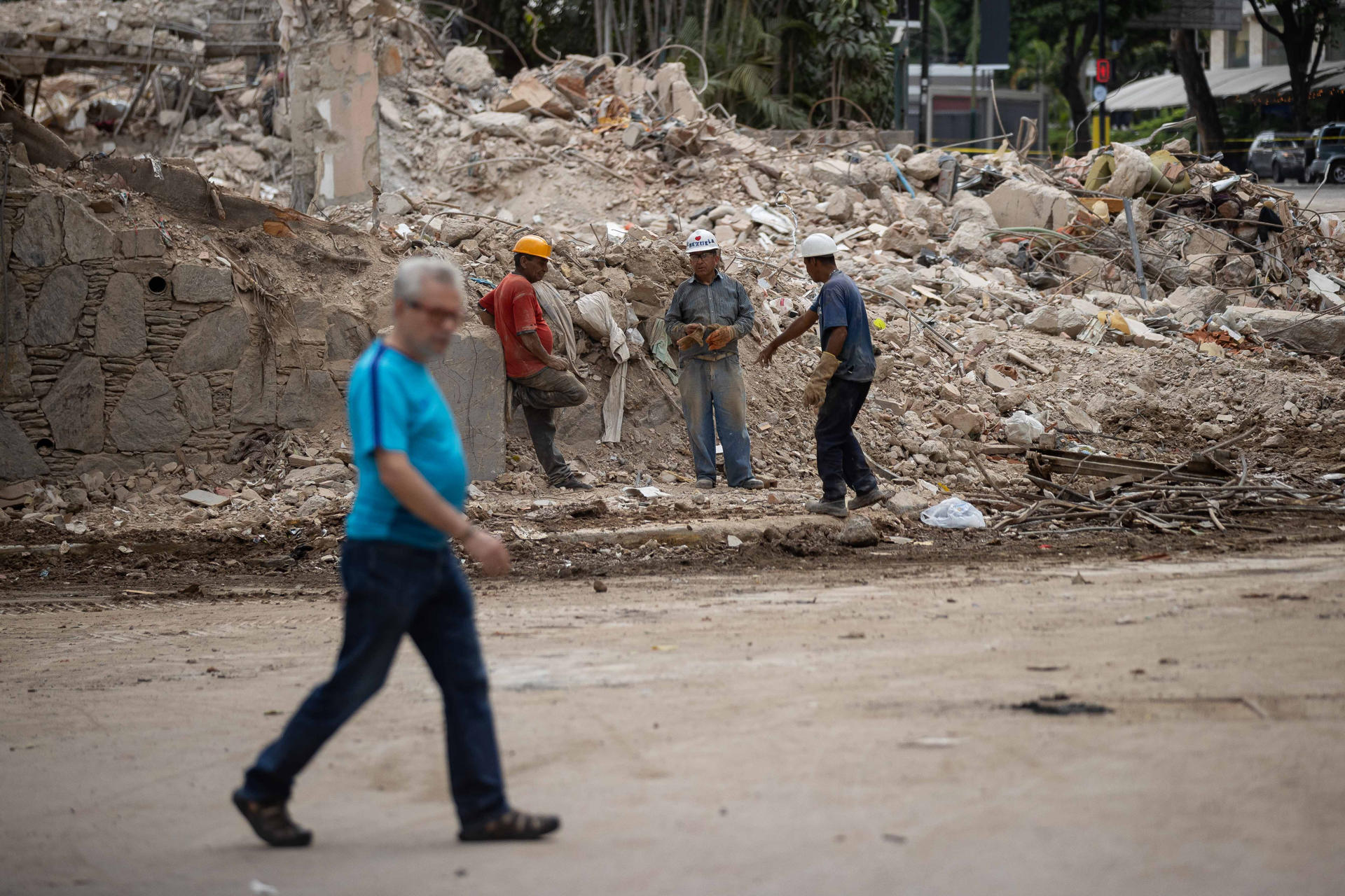 Familias que perdieron seres queridos tras los terremotos enfrentan un “doble duelo”, asegura psicóloga