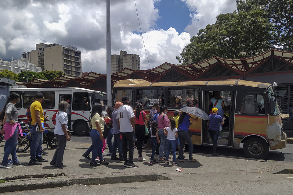 Denuncian aumento del pasaje sin autorización en varias zonas de Caracas | TalCual