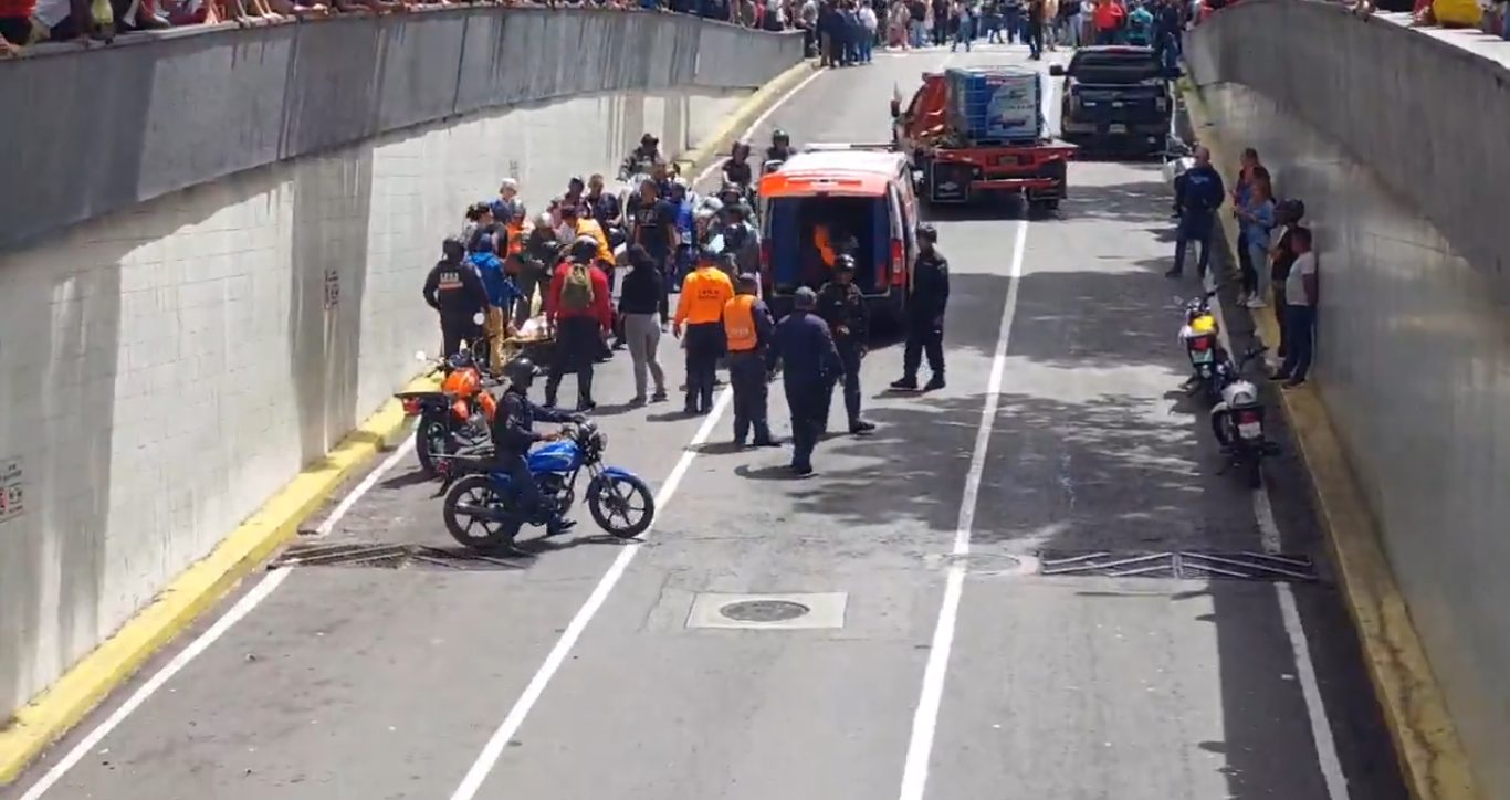 Mujer resultó herida en el centro de Caracas en medio del sismo de magnitud 3,9 registrado este #10Jul (Video)