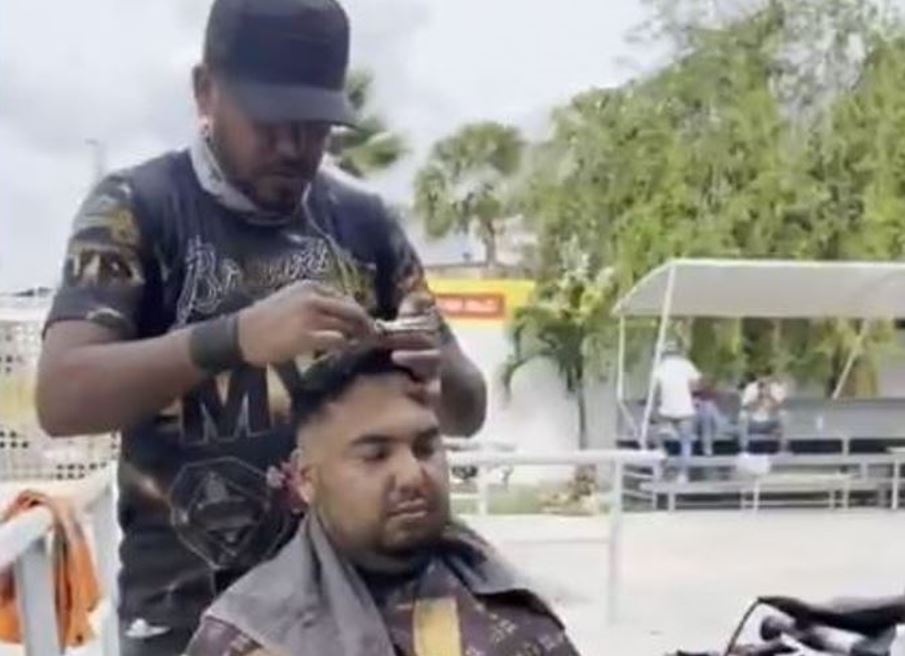 “Favor con favor se paga”: barbero regaló cortes de cabello a rescatistas de El Salvador en La Guaira (VIDEO)