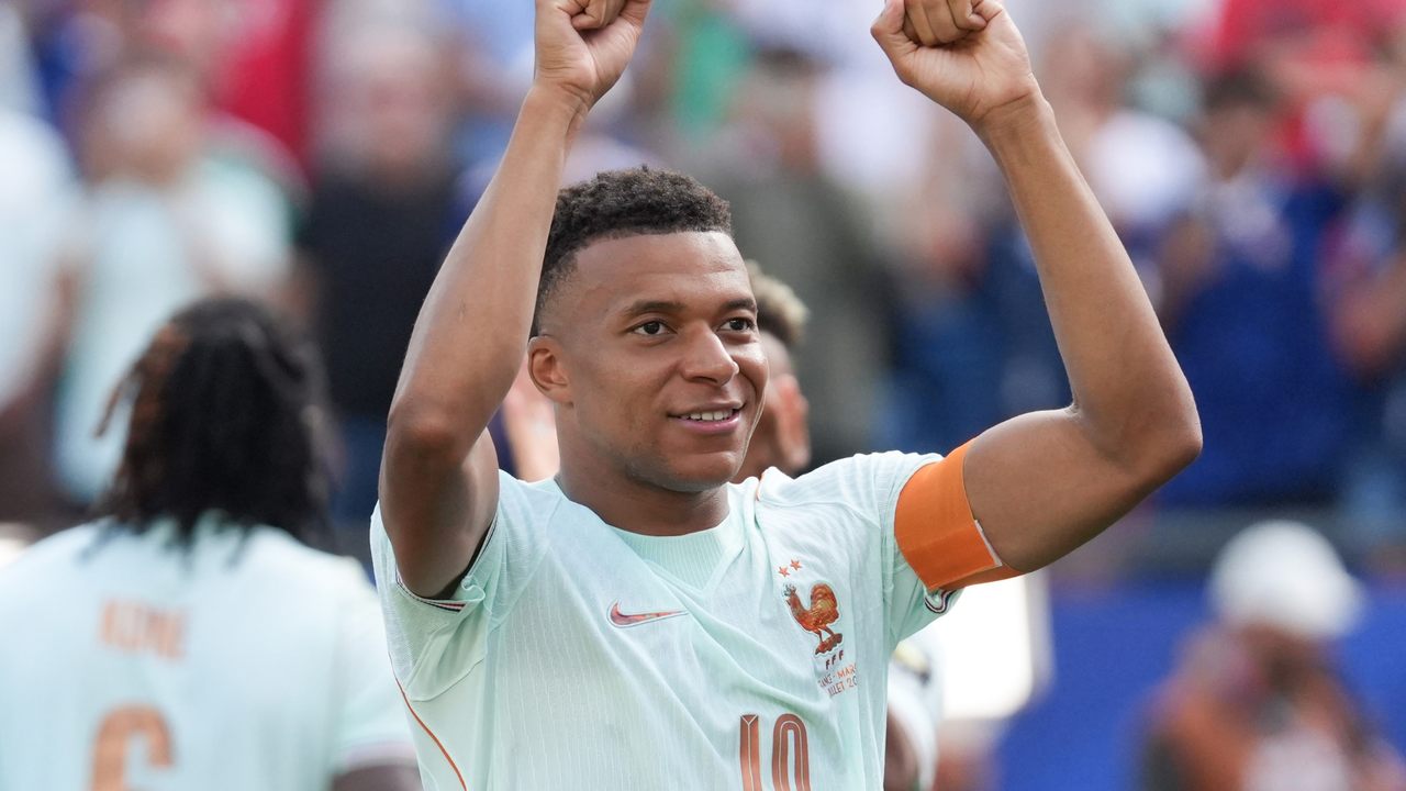 Kylian Mbappé tranquiliza a la hinchada francesa tras hablar de la lesión que lo obligó a pedir el cambio ante Marruecos en los octavos de final del Mundial | NTN24.COM
