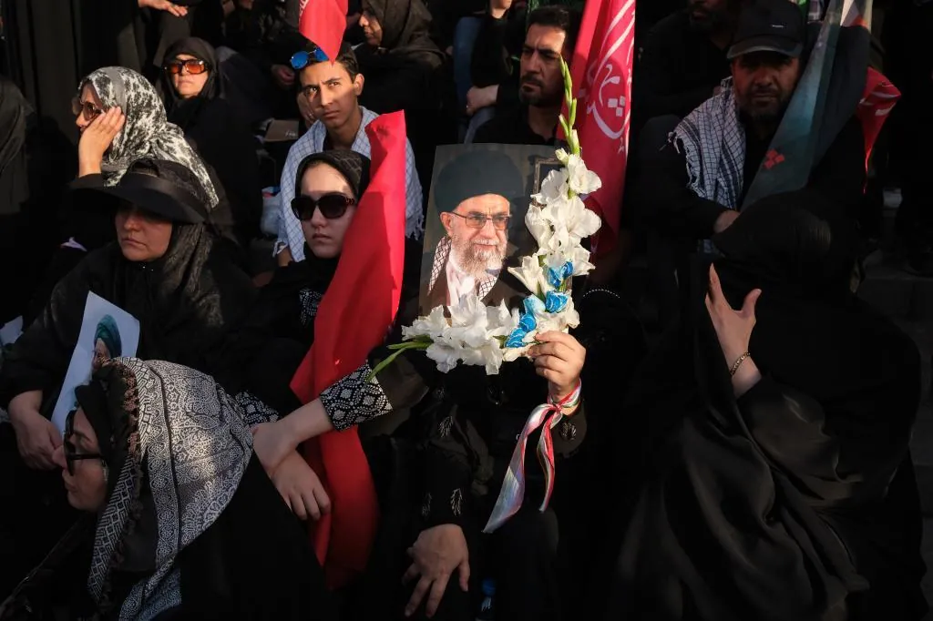 El líder supremo iraní exhorta en un mensaje escrito a vengar la muerte de su padre, Ali Jamenei, “una exigencia de la nación”