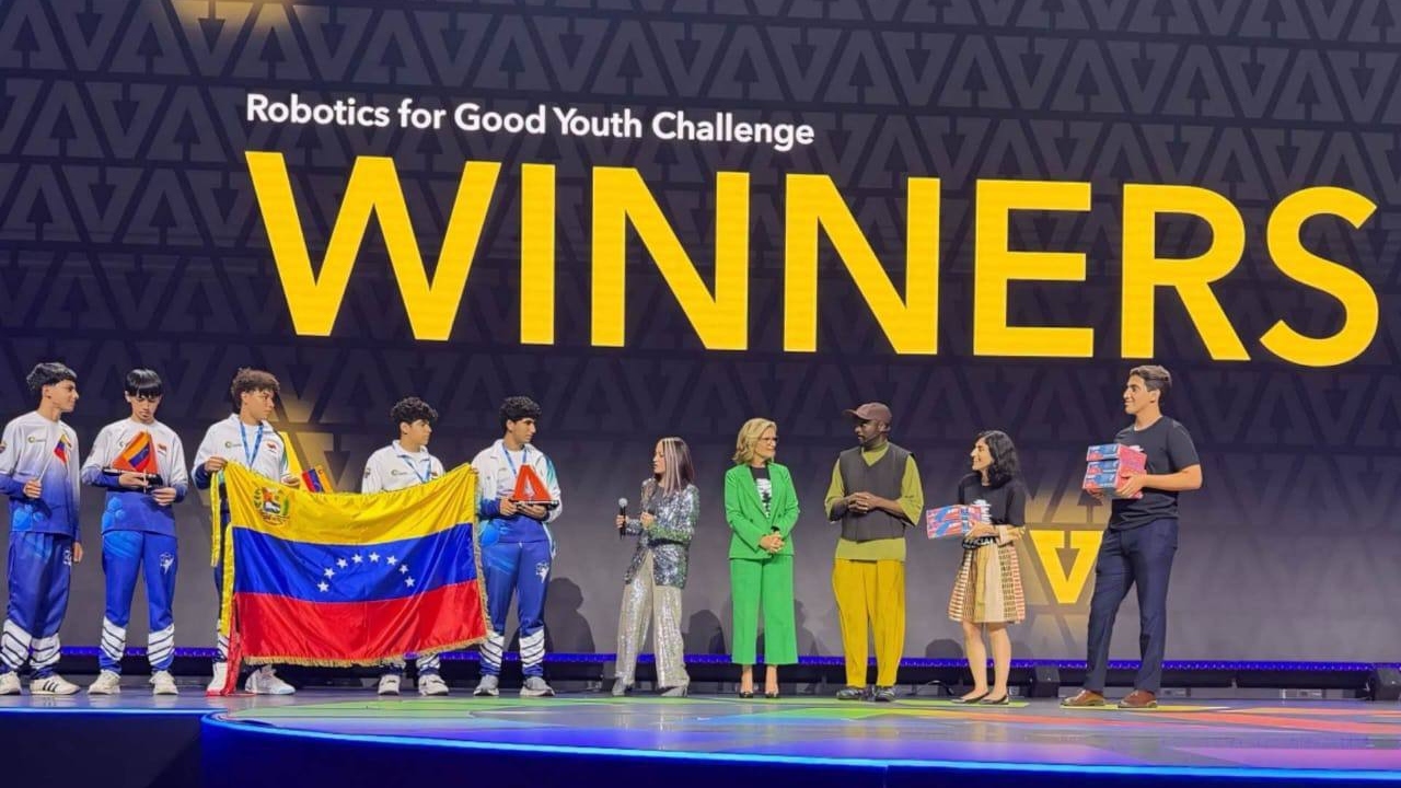 Presidenta (E) Delcy Rodríguez celebra triunfo de jóvenes venezolanos en competencia mundial de robótica