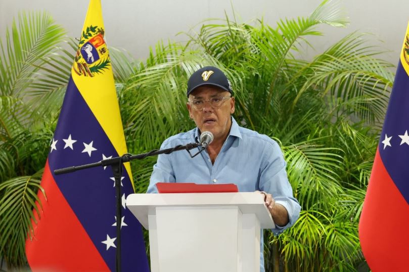 Jorge Rodríguez prometió desocupar escuelas de damnificados antes del próximo año escolar