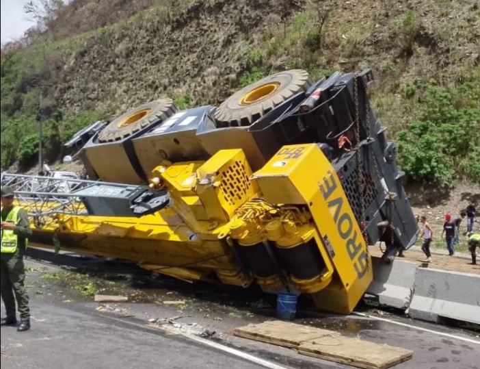 Grúa telescópica se volcó en la autopista Caracas-La Guaira