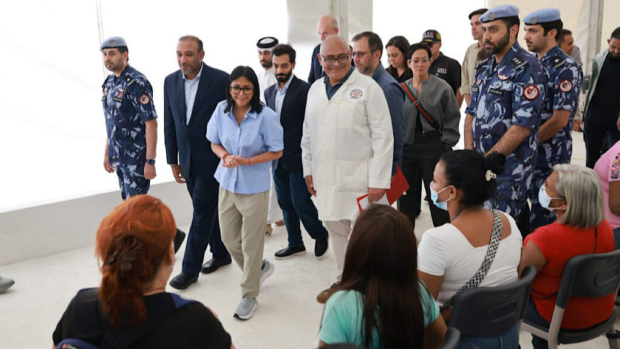 Presidenta Delcy Rodríguez visita hospital móvil instalado por Qatar