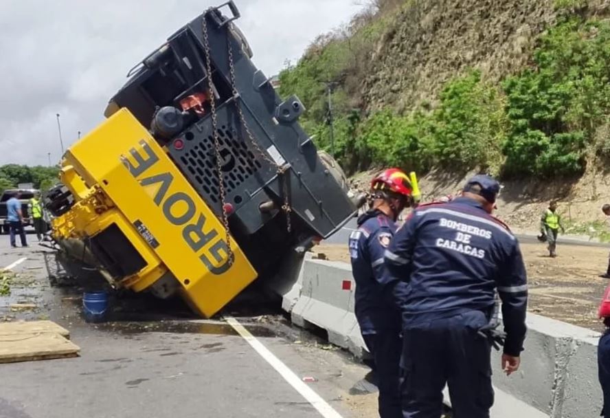Aparatoso accidente con una grúa telescópica se registró en la autopista Caracas – La Guaira este #11Jul (VIDEOS)
