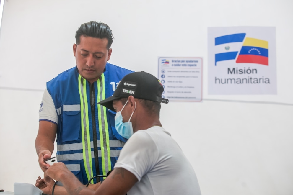 El Salvador instaló un hospital de campaña en La Guaira tras los terremotos