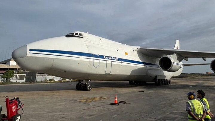 (+Video) El avión de carga más grande del mundo llega a Venezuela con ayuda humanitaria desde Rusia