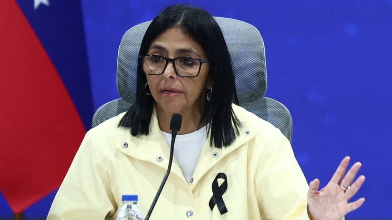 Tras la inacción del régimen en La Guaira, Delcy Rodríguez visita Caraballeda de madrugada: “vine a dar apoyo a quienes están trabajando por la recuperación” | NTN24.COM