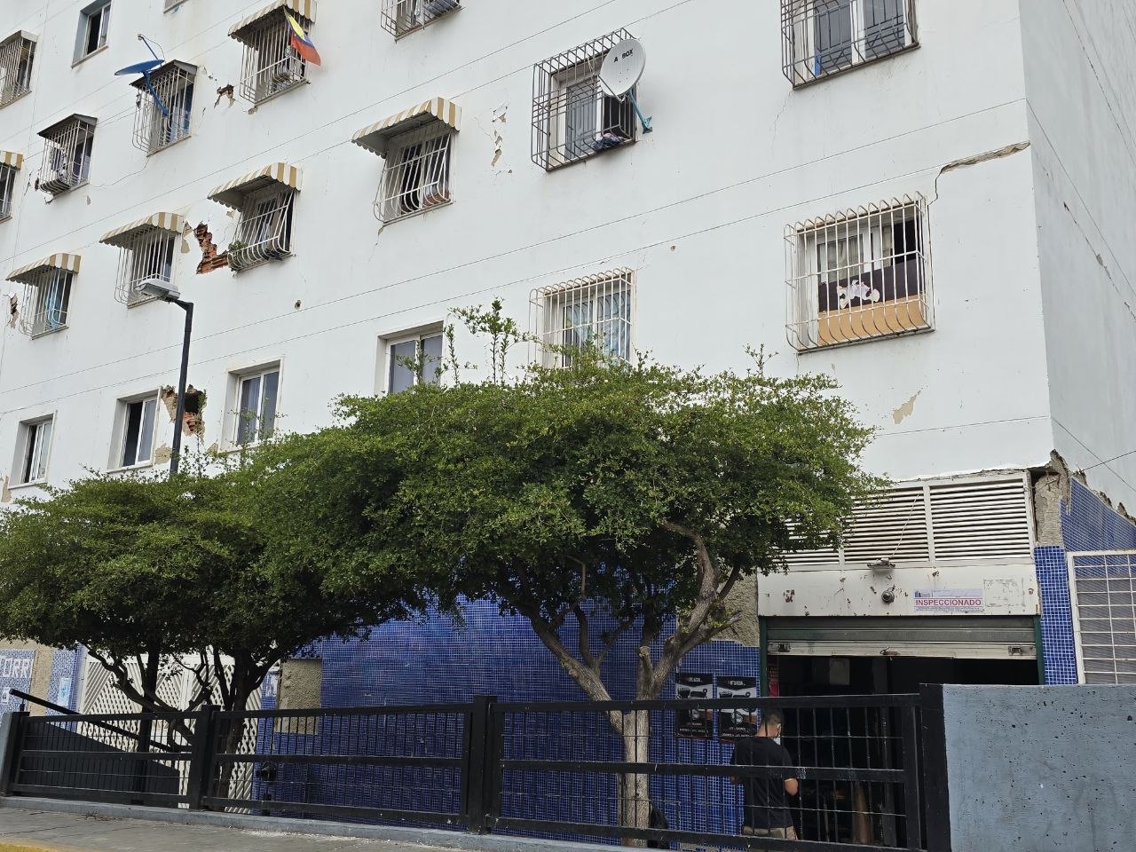 Vecinos de edificios de Misión Vivienda en Caracas siguen en las calles por daños estructurales