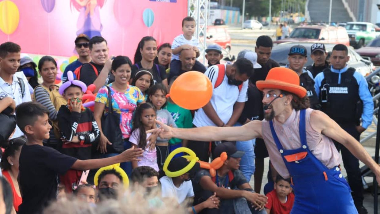 Artistas venezolanos llevaron alegría a niños de La Guaira