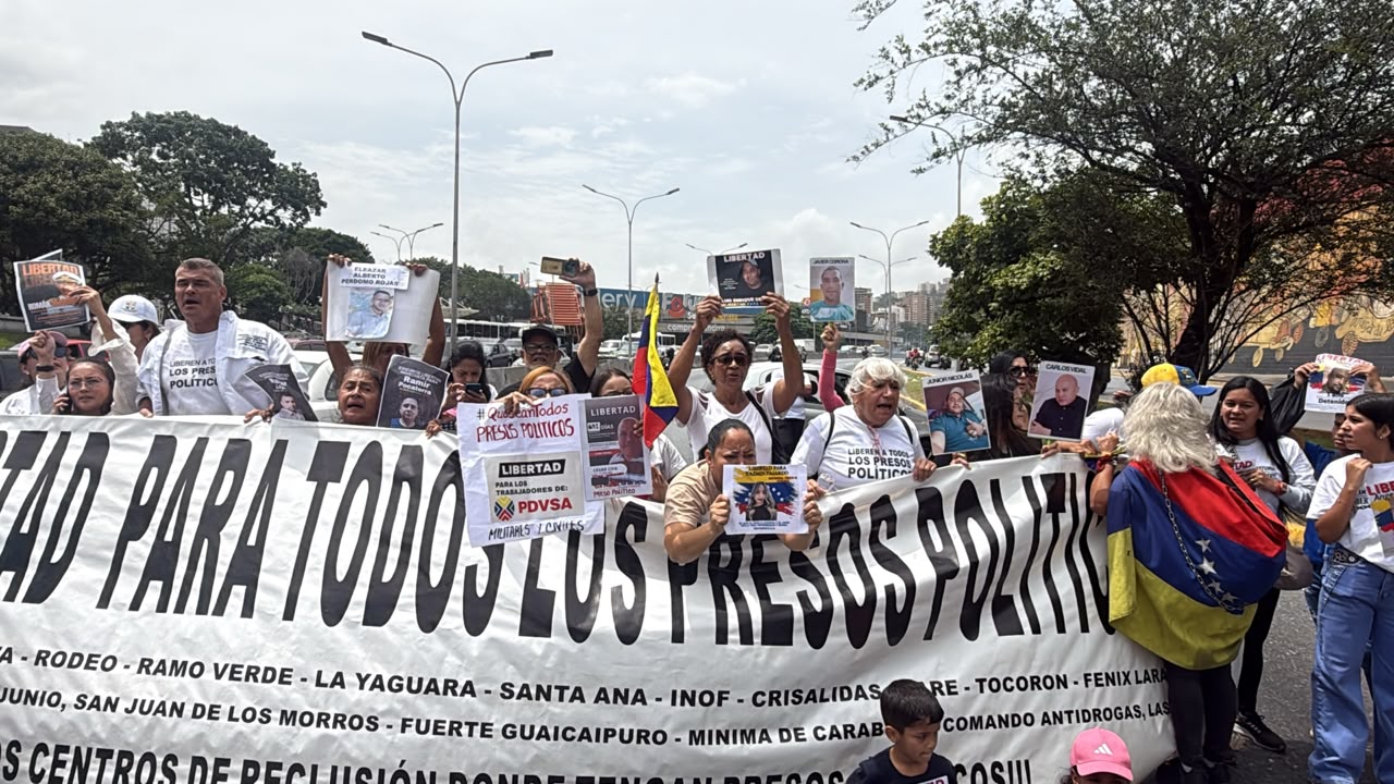 Familiares de presos políticos trancan autopista Francisco Fajardo en Caracas para exigir liberaciones – Efecto Cocuyo