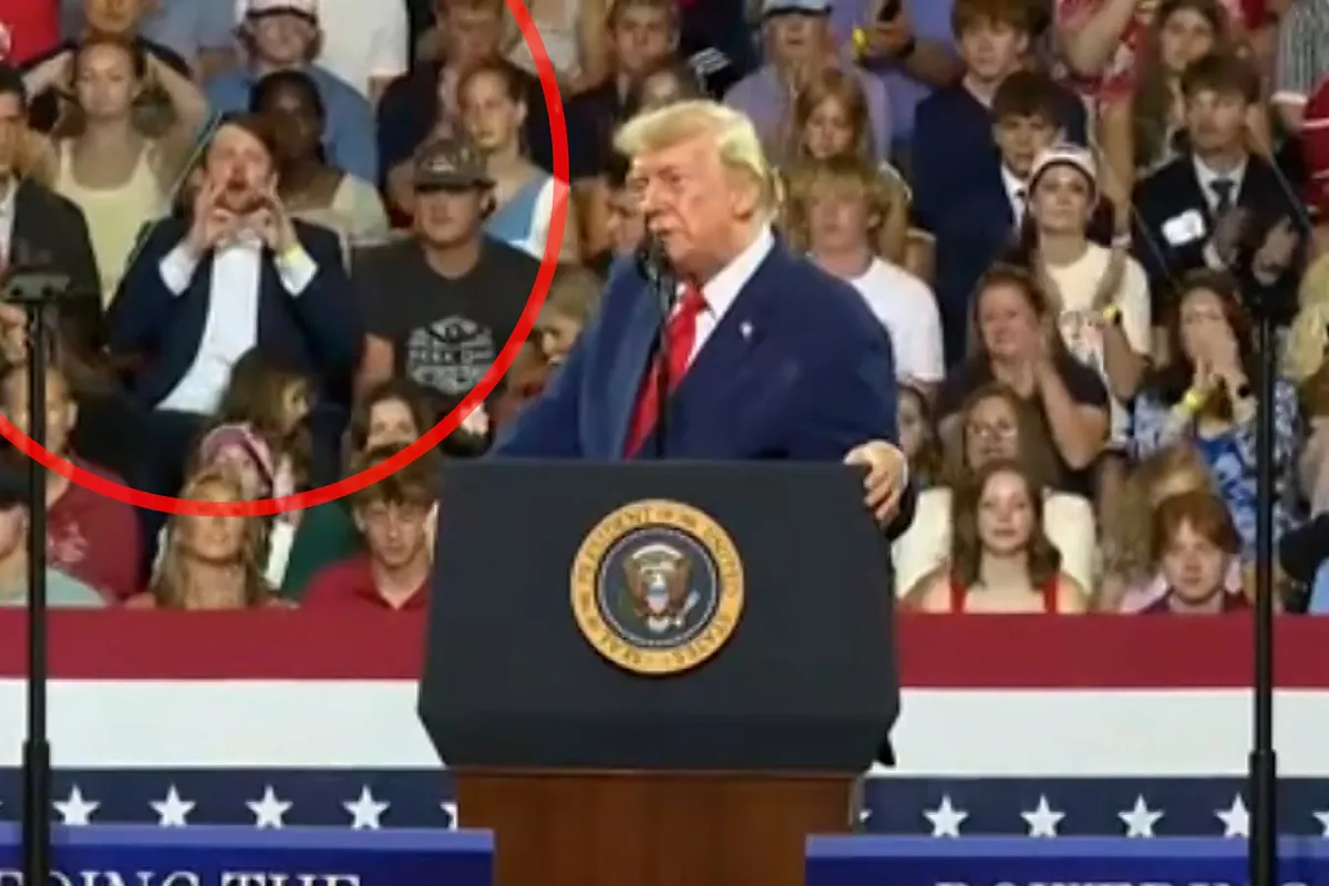 Tres asistentes a un mitin de Trump le ‘trolean’ a sus espaldas durante su intervención