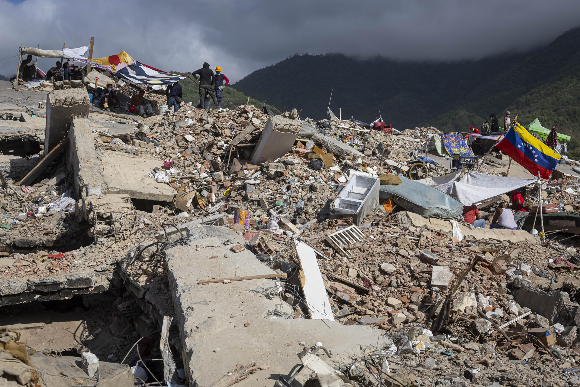 “Empezar desde cero”: La Guaira intenta recuperararse a un mes de los terremotos en Venezuela