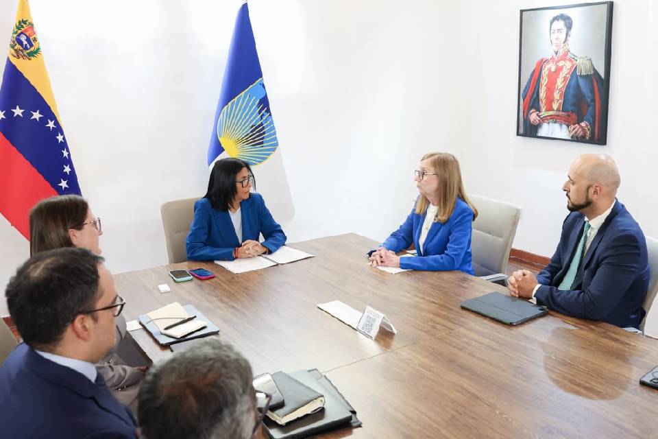 Delcy Rodríguez se reunió con directivos del BID: ofrecieron ayuda por los terremotos | TalCual