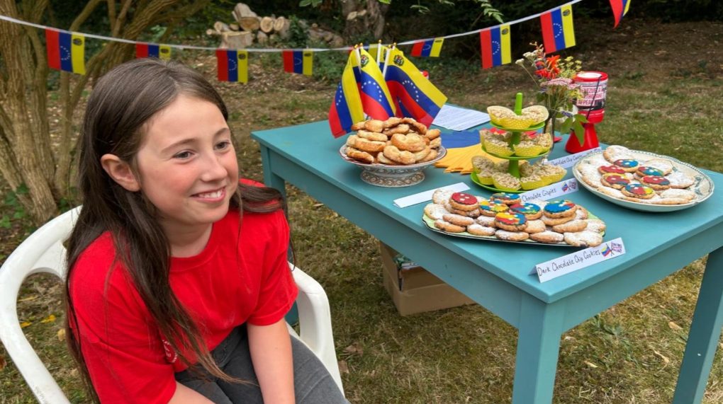 Pequeña de 10 años en Inglaterra vende ponquecitos inspirados en Venezuela para ayudar a los damnificados