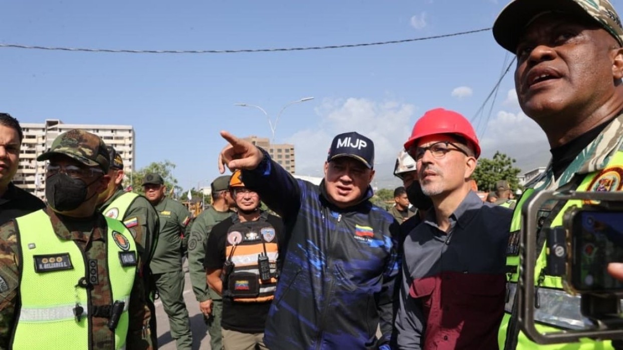 Diosdado Cabello supervisa inicio del proceso de demolición de edificaciones declaradas en riesgo en La Guaira