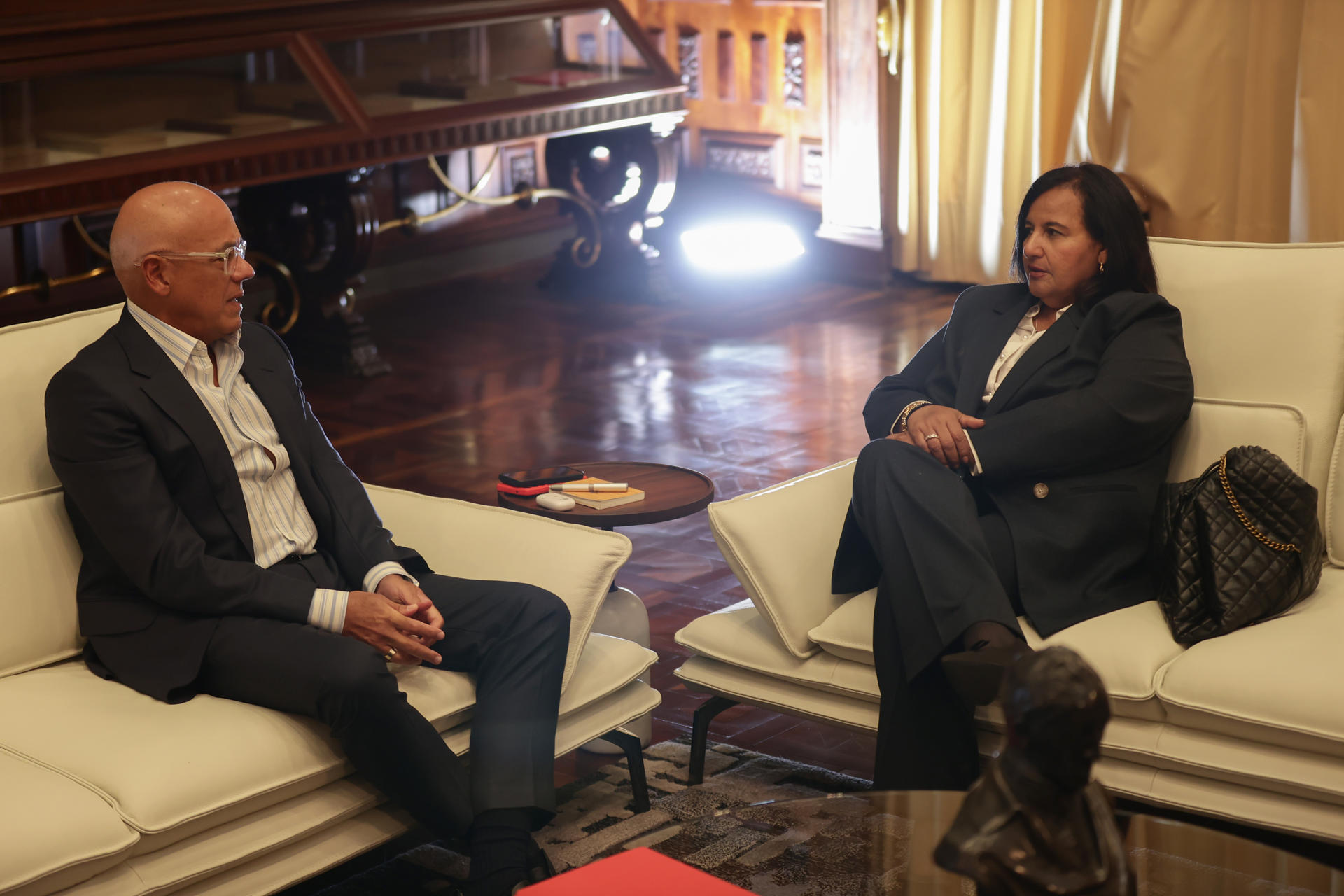 AP: Venezolanos, entre la esperanza y la cautela ante el inicio de otro diálogo político