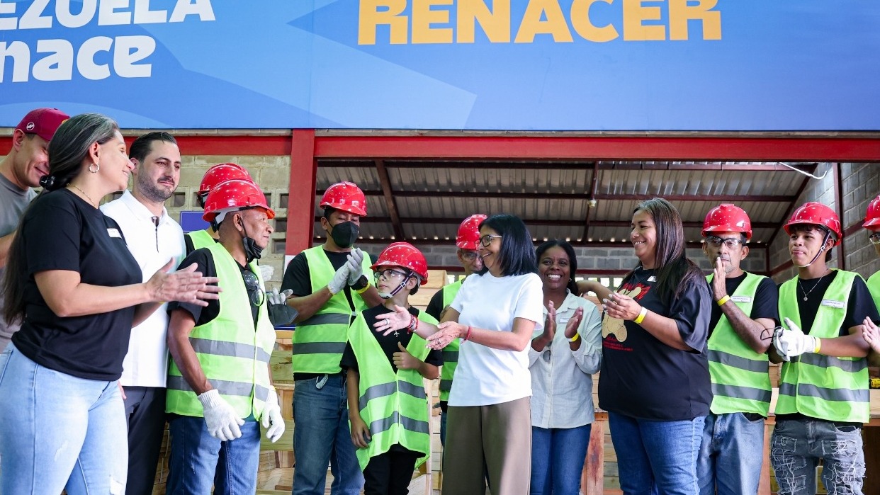 Delcy Rodríguez visitó carpintería comunal reactivada por el poder popular para el Plan Venezuela Renace