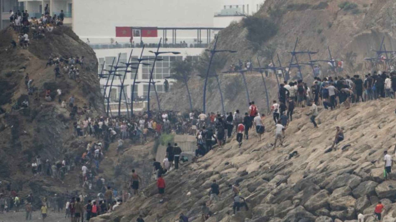 Así está la situación en la frontera entre España y Marruecos tras ola migratoria que entró a Ceuta | NTN24.COM