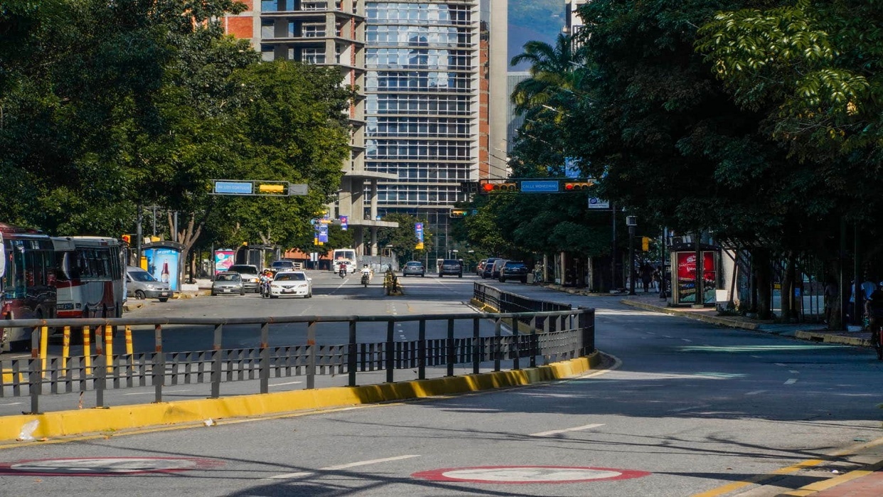 Alcaldía de Chacao informa sobre restricción de tránsito en la Av. Francisco de Miranda por demolición en Torre Parque Ávila