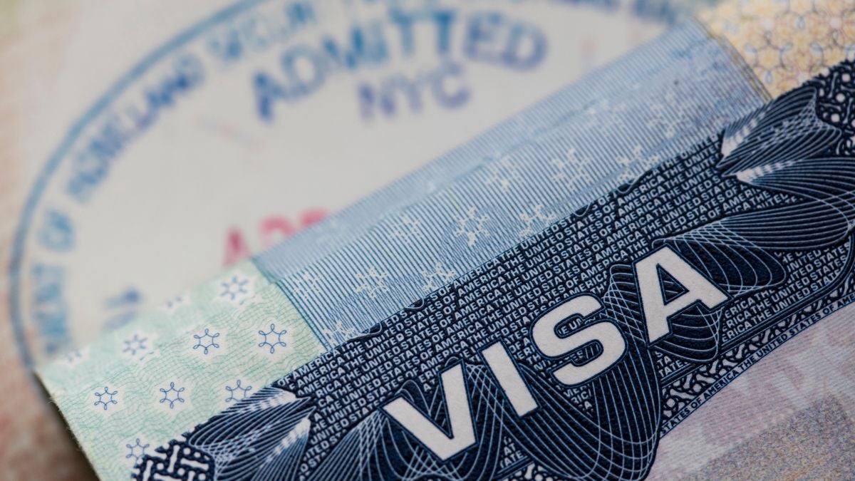 Nuevo freno a la permanencia ilegal en EE.UU.: exigirán depósitos de hasta 20.000 dólares a solicitantes de visa de Venezuela y otras 49 naciones | NTN24.COM