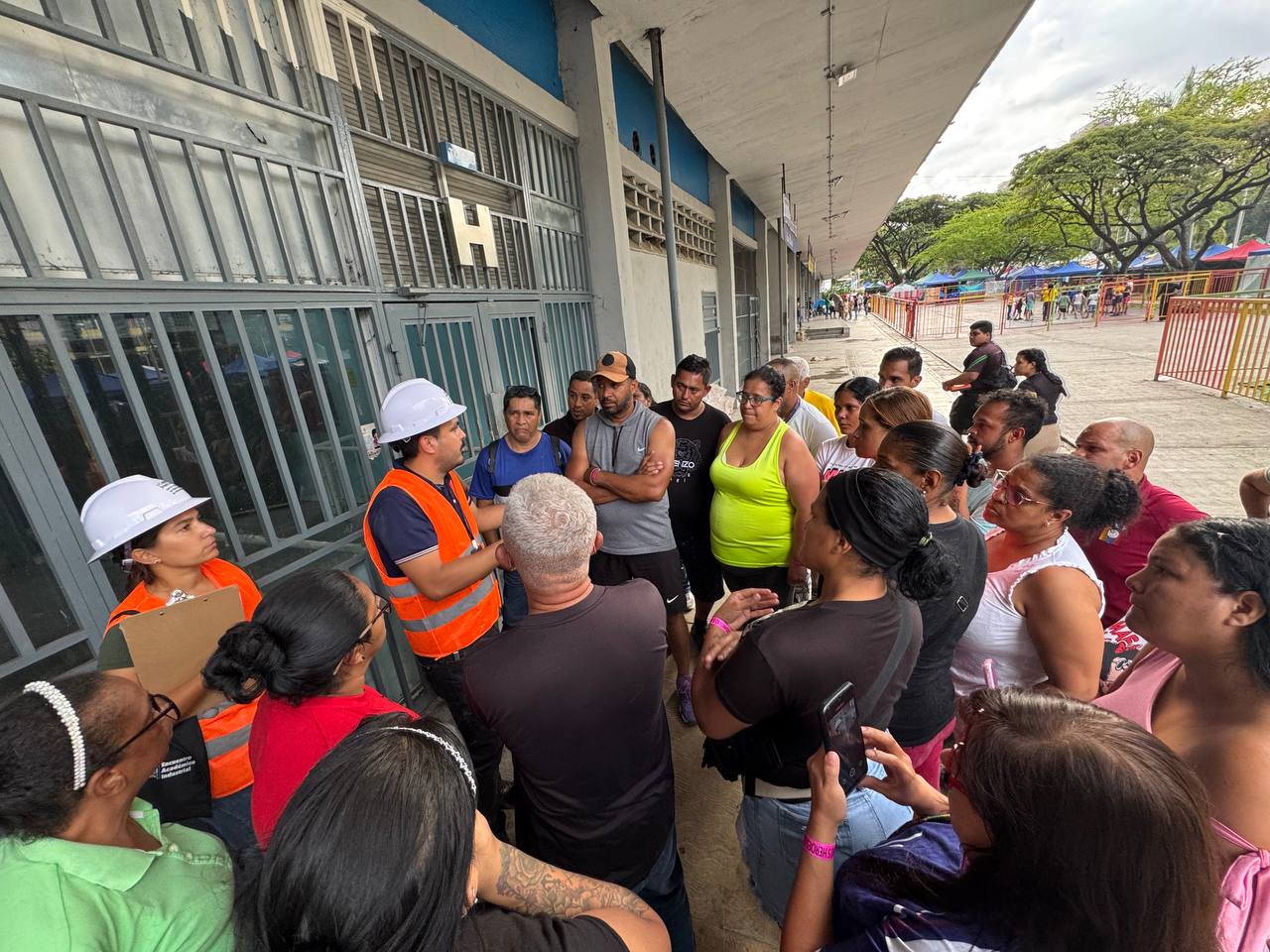 Comisión de Habitabilidad inspeccionó urbanismos de la GMVV en la Avenida Bolívar de Caracas | EntornoInteligente.com