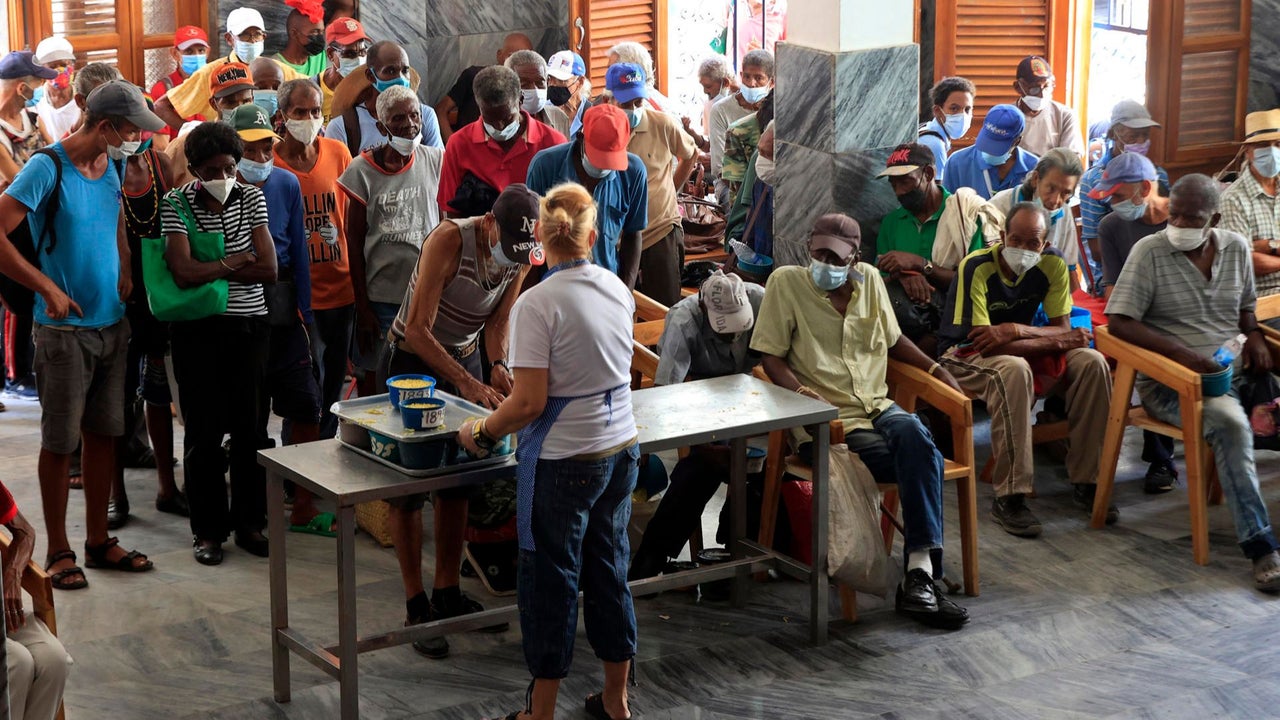 El rostro del hambre en Cuba: los ciudadanos venden hasta su ropa y zapatos para poder sobrevivir | NTN24.COM