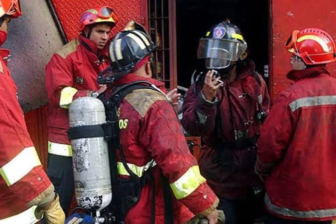 Bomberos rescatan a más de 20 personas tras el colapso de una vivienda en Caracas