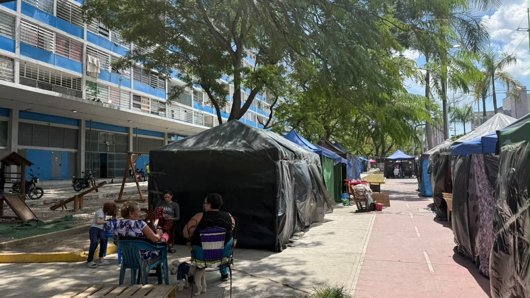 Un trabajador de seguros, una repostera y un mototaxi bregan desde carpas en la Av. Bolívar – Efecto Cocuyo