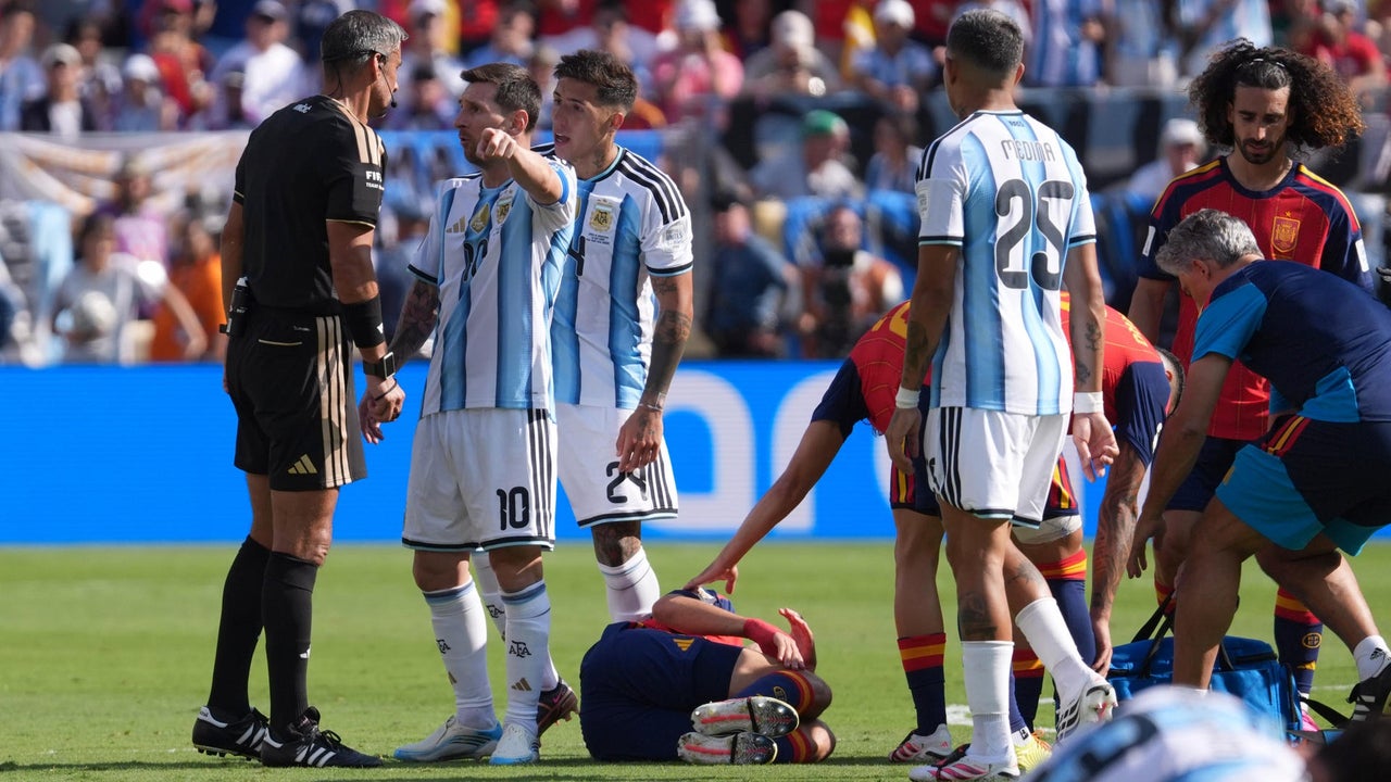 Árbitro de la final del Mundial entre Argentina y España habla de las polémicas y se pronuncia sobre lo que le dijo Messi durante el juego | NTN24.COM